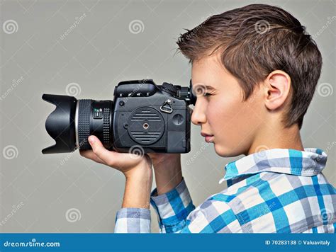 Ragazzo adolescente con macchina fotografica