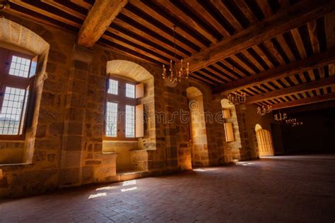Interno della chiesa con soffitto in legno e pareti in pietra scura