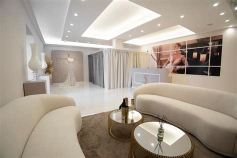veduta panoramica di un salone di bellezza moderno e luminoso con specchi design