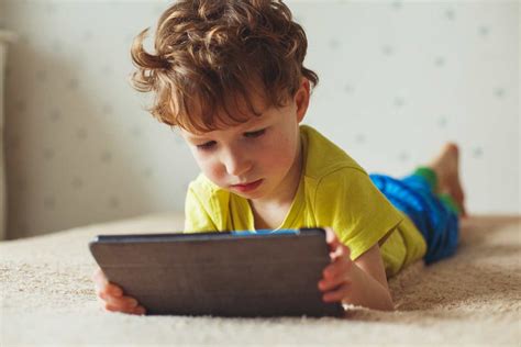Bambino che usa un timer interattivo su tablet