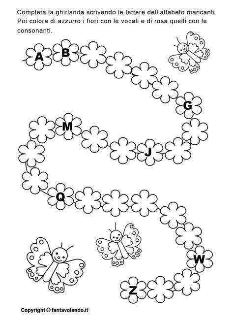 Bambini che imparano le lettere dell'alfabeto giocando