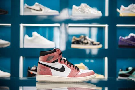 bambina che prova scarpe sportive in negozio