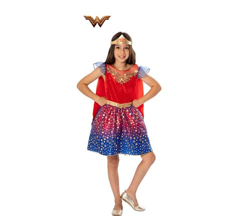 Bambina truccata da Wonder Woman con tiara dorata ben visibile