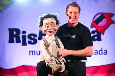 illustrazione storica di un ventriloquo settecentesco con i suoi pupazzi