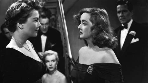 Bette Davis e Anne Baxter in una scena del film cult Eva contro Eva