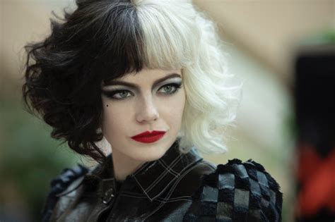 Emma Stone nel ruolo di Crudelia