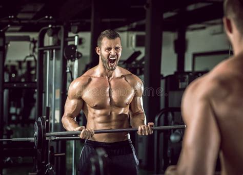 Uomo che solleva pesi in palestra