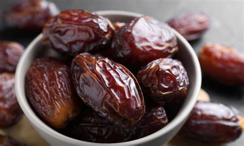 Datteri medjoul e banane mature schiacciate in una ciotola, pronti per essere aggiunti all'impasto