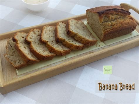 Fette di banana bread appena sfornato e alcuni muffin monoporzione alla banana