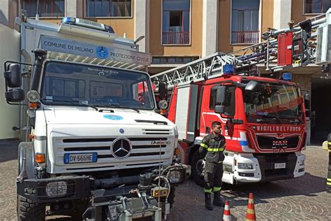 Vigili del fuoco e protezione civile in azione durante un incendio