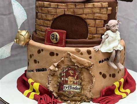 Torta magica a tema Harry Potter con dettagli dorati