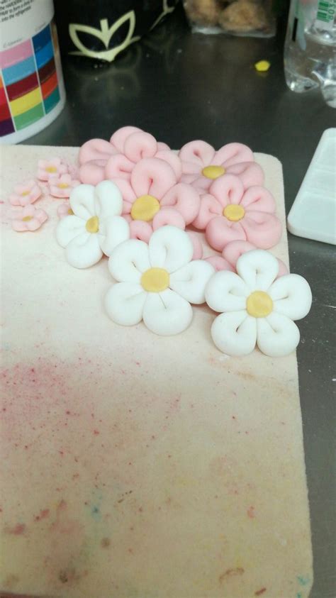 Dettagli decorativi in pasta di zucchero per torte a tema
