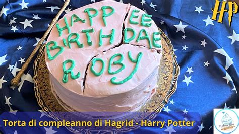 Dettaglio della torta di Hagrid con la scritta caratteristica