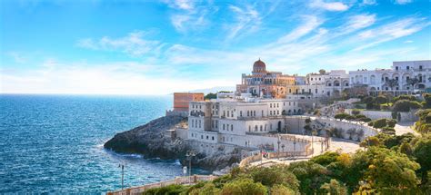 veduta panoramica della costa di Santa Cesarea Terme con scogliera a picco sul mare