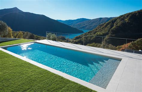 vista dettagliata delle biopiscine lagunari con rivestimento in quarzo e ciottoli di marmo