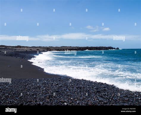 vista panoramica di una spiaggia di sabbia nera
