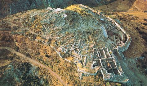 Veduta d'insieme delle rovine del Forte di Fuentes con il contesto panoramico