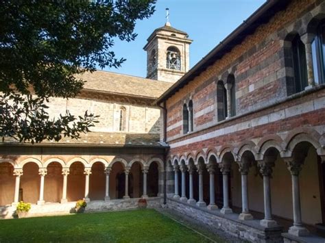 Dettaglio del chiostro dell'Abbazia di Piona con il colonnato in stile romanico