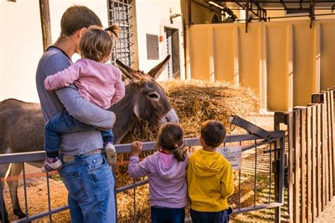 Famiglia in agriturismo con bambini