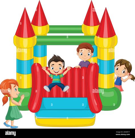 bambini che giocano felici su un colorato castello gonfiabile in un giardino