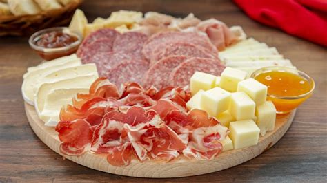 Varietà di ricotte disposte su un tagliere di legno