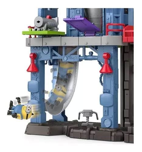 Gru in compagnia dei suoi fedeli Minions nel laboratorio sotterraneo