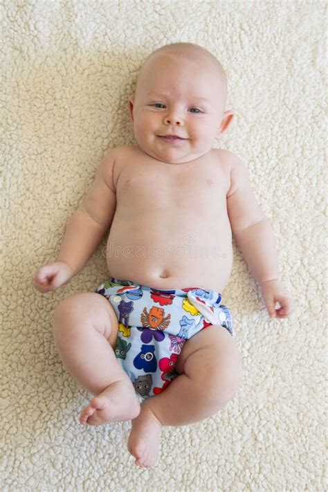 Bambino che indossa un pannolino