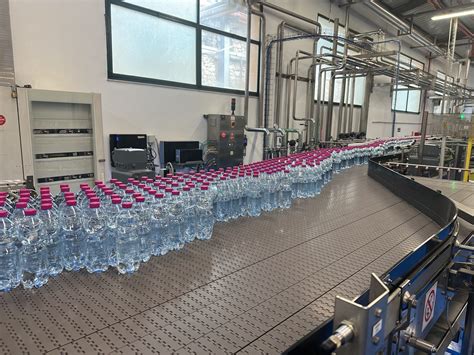Stabilimento di imbottigliamento moderno integrato nella natura