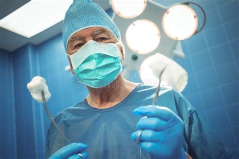 Ritratto del chirurgo Donato Casella durante una sessione di approfondimento clinico
