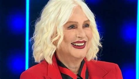 Loretta Goggi in un ritratto iconico della sua carriera