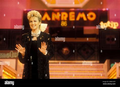 Loretta Goggi sul palco del Festival di Sanremo