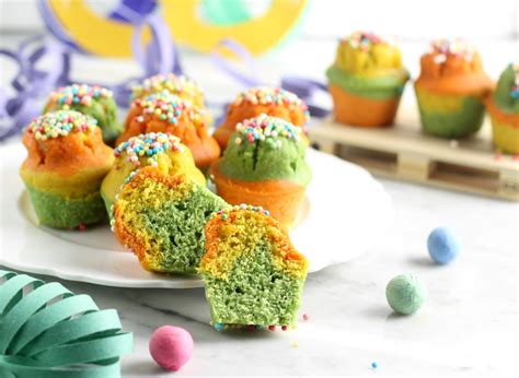 varietà di muffin colorati e invitanti