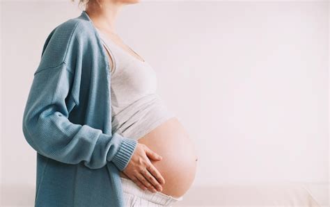 Donna incinta in attesa del parto
