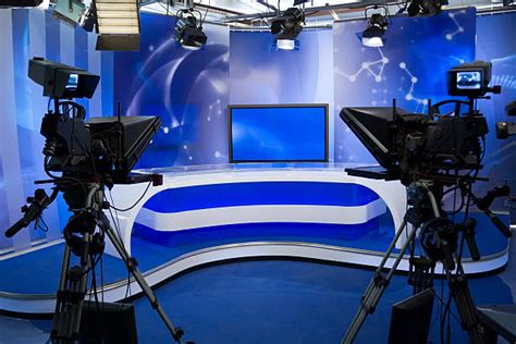 Iconica immagine di un set televisivo in diretta con telecamere e luci