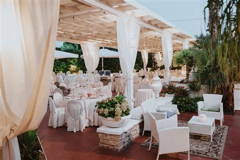 Scorcio di un elegante giardino mediterraneo adatto a ricevimenti