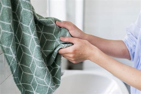 Persona che utilizza un asciugamano refrigerante