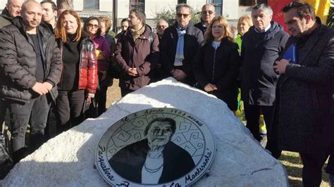 Ritratto fotografico di Pasqualina Pezzola con il tipico abbigliamento sobrio e lo sguardo sereno