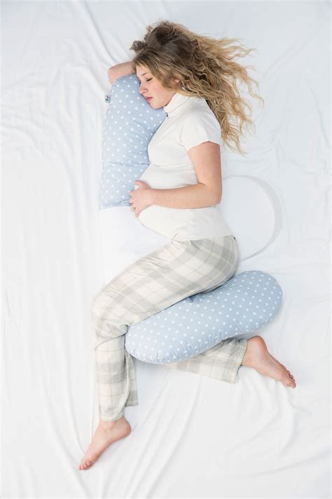 Donna incinta che dorme con il cuscino gravidanza a L Italbaby Good Night