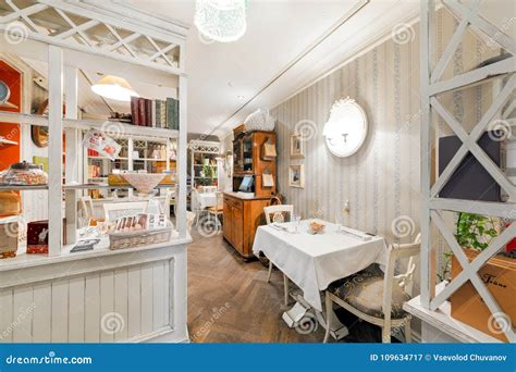 Interno di un ristorante accogliente
