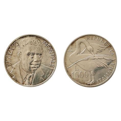 Cigno intento a pulire e curare il proprio piumaggio (preening)