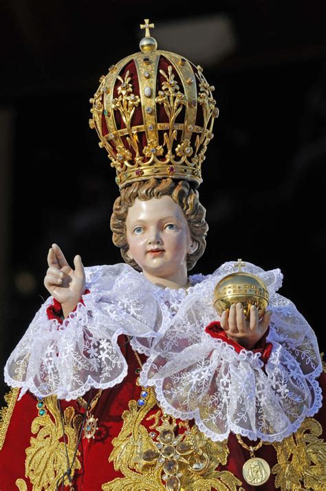 rappresentazione iconografica del Gesù Bambino di Praga vestito con abiti regali