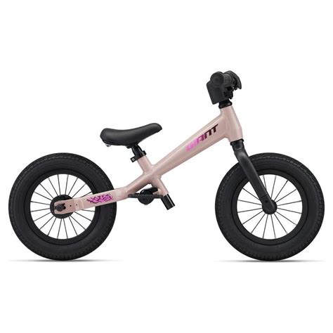 Bambino su una push bike