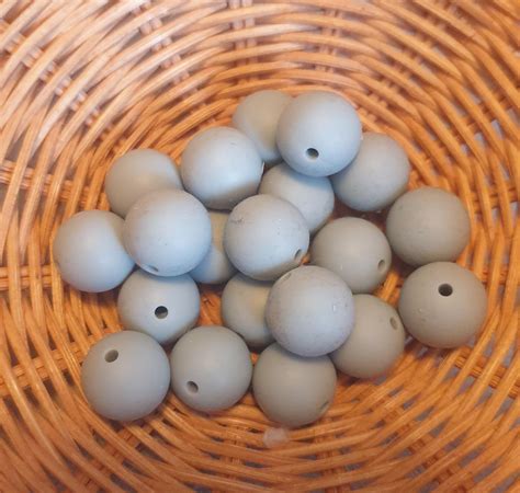 Dettaglio delle perle in silicone e legno