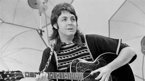 Ritratto giovanile di Paul McCartney con la sua chitarra