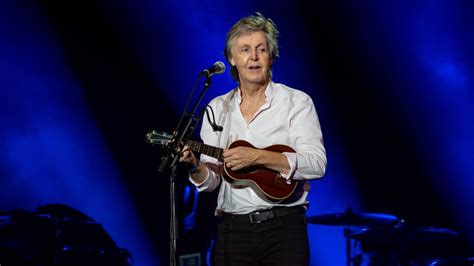 Paul McCartney durante un concerto dell'era moderna