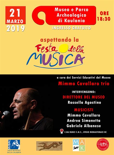 Mimmo Cavallaro con strumenti tradizionali della tradizione calabrese