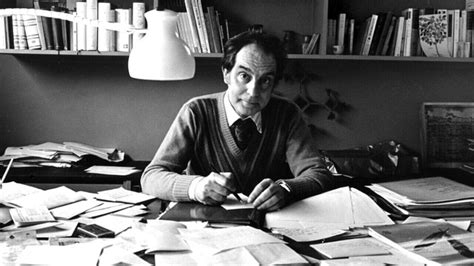 Ritratto stilizzato di uno scrittore seduto in uno studio circondato da libri