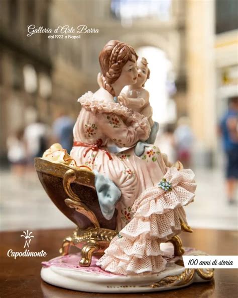 Scultura in porcellana di Capodimonte raffigurante la Maternità