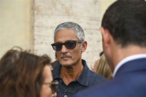 Ritratto fotografico di Rosario Fiorello in un momento di relax estivo