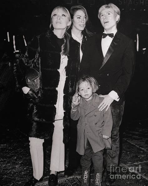 Nico, Mary Woronov, Andy Warhol e il piccolo Ari nel 1967